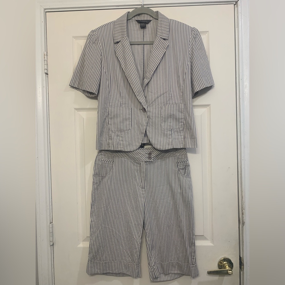 La Vita 2 Piece Gray 6 Petite Short Set.         1922